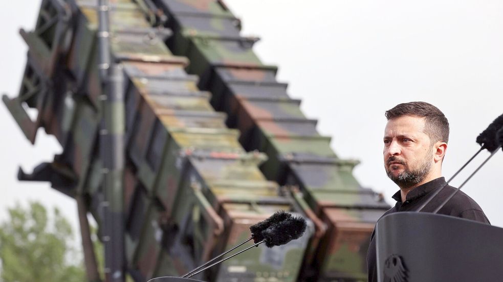 ARCHIV - 11.06.2024, Mecklenburg-Vorpommern, ---: Wolodymyr Selenskyj, Präsident der Ukraine, steht bei seinem Besuch auf einem Truppenübungsplatz vor einem Flugabwehrraketensystem vom Typ «Patriot». (zu dpa: «Bericht: Trump erwägt Lieferung von Flugabwehrsystem an Kiew») Foto: Jens Büttner/dpa +++ dpa-Bildfunk +++ Foto: Jens Büttner