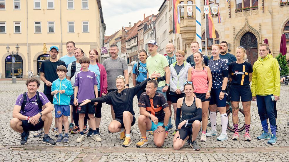 Joyce Hübner (vorne in der Mitte) startete im Juni zu ihrem XXL-Abenteuer in Helmstedt und wurde wie bei fast allen Etappen von zahlreichen Läufern begleitet. Fotos: Privat