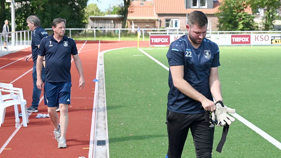 Robin Sikma (rechts) wurde am Sonntag Schützenkönig beim TuS Esens. Er schnappte seinem Trainer Ralf Backhaus (links) den Titel weg. Foto: Steenhoff