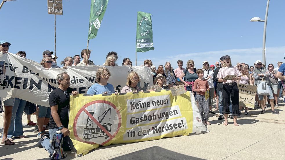 Klimaaktivisten, Borkumer und Touristen protestieren Schulter an Schulter gegen die Erdgasbohrungen in der Nordsee. Foto: Pia Pentzlin