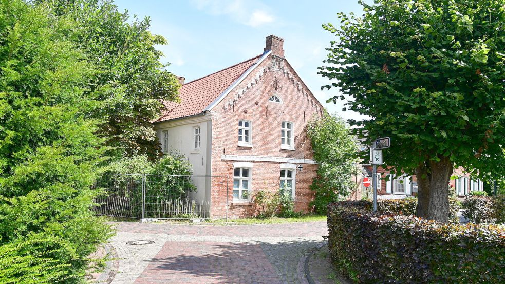 Der ehemalige Gasthof Ohling/Janssen in Rysum. Ein Investor plante hier Großes, nun ruhen die Pläne aufgrund eines Einsturzes erst einmal. Fotos: Heinz Wagenaar