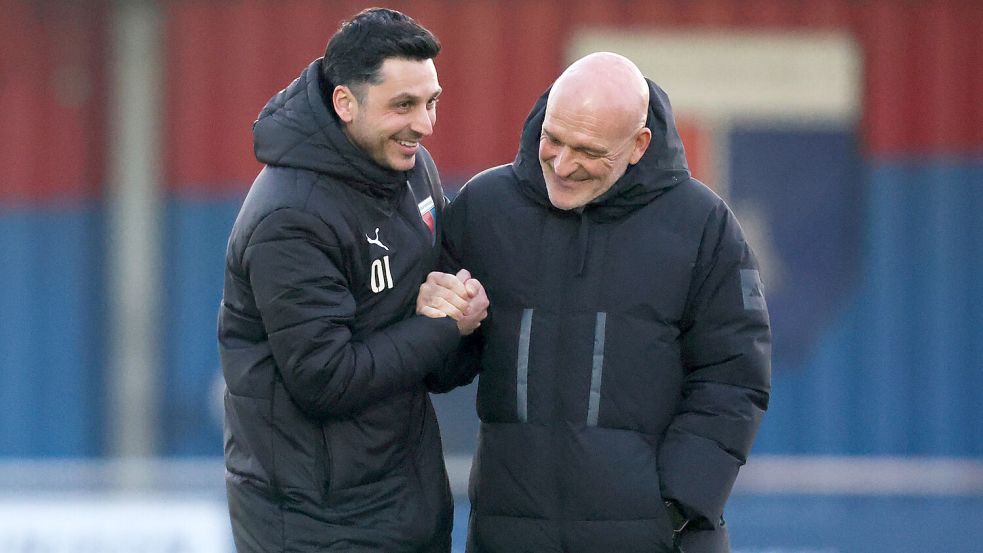 Auch Drochtersens Trainer Oliver Ioannou (links) äußert sich ähnlich ambitioniert wie Kickers-Trainer Stefan Emmerling. Foto: Jens Doden, Emden
