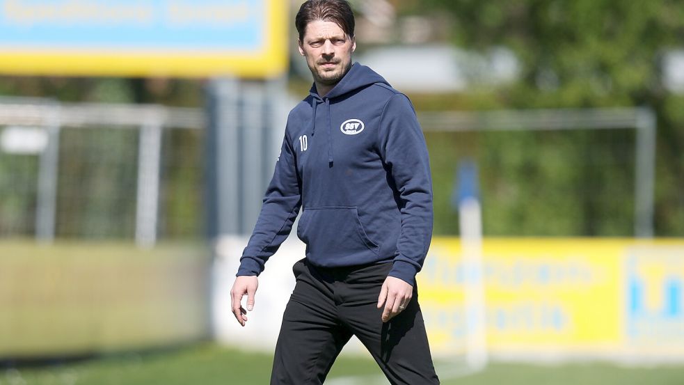 Jeddelohs Trainer Björn Lindemann hat mehrere Vereine als Titelkandidaten auf dem Zettel. Foto: Jens Doden, Emden