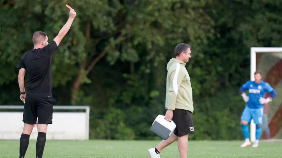 Firrels Trainer Bernd Grotlüschen sah während einer Behandlungspause Gelb-Rot.