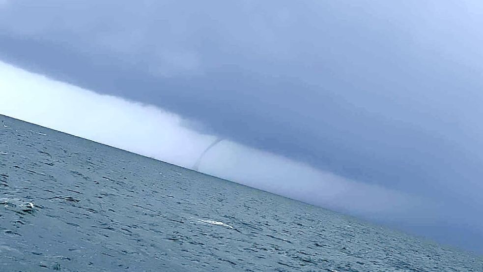 Wasserhose nördlich von Langeoog gegen 9:45 Uhr. Die Sichtbarkeit lag bei etwa 15 Minuten. Gesichtet vom Fischkutter „Orion“ (Acc 8) aus Dornumersiel. Foto: www.facebook.com/SturmjaegerOstfriesland