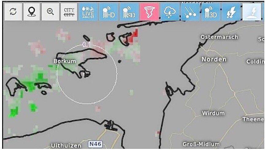 Das Tornado-Radar von „Kachelmannwetter“ zeigte für den 8. August 2024, 10 Uhr ein intensives Wettergeschehen: Grün sind Windhosen, die auf den Borkum-Radar zulaufen, Rot zeigt sich entfernende Windhosen. Screenshot: Kachelmannwetter