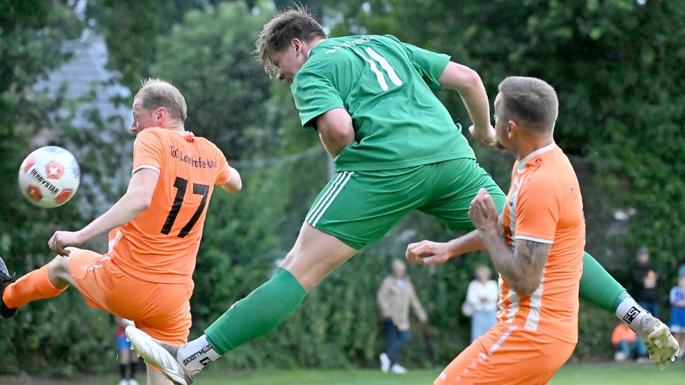 Jasper Mühlenbrock setzt bei diesem Kopfball seinen ganzen Körper ein. Er traf in der ersten Halbzeit gleich doppelt.. Fotos: Doden/Blomberg