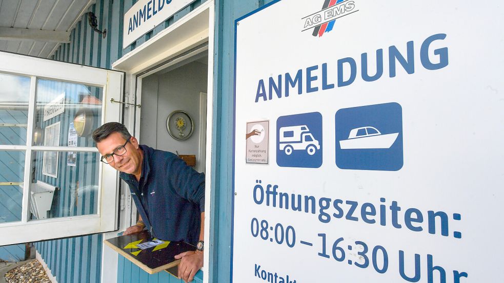 Marcus Reichbrandstätter arbeitet als Hafenmeister für die AG Ems. Foto: Klaus Ortgies