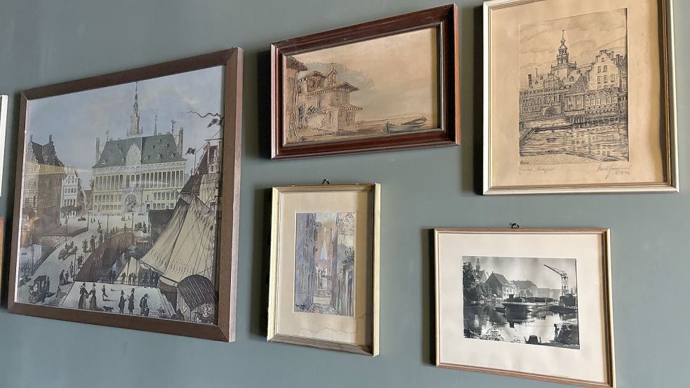 Fotos und Gemälde aus dem früheren Emden hängen an der Wand.