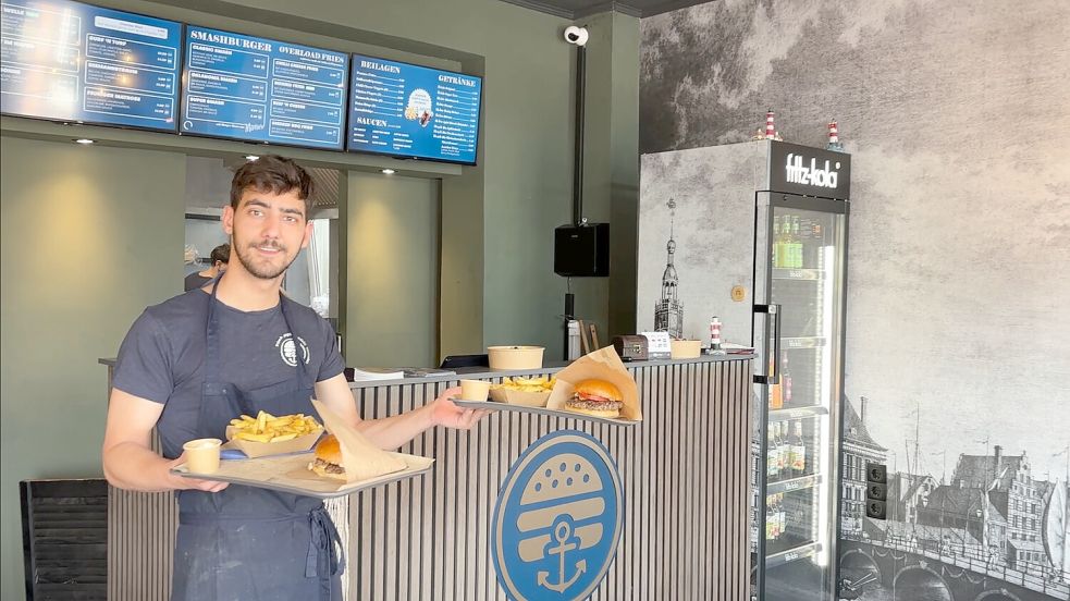 Adriano Sahin bringt Burger-Menüs zu Gästen.