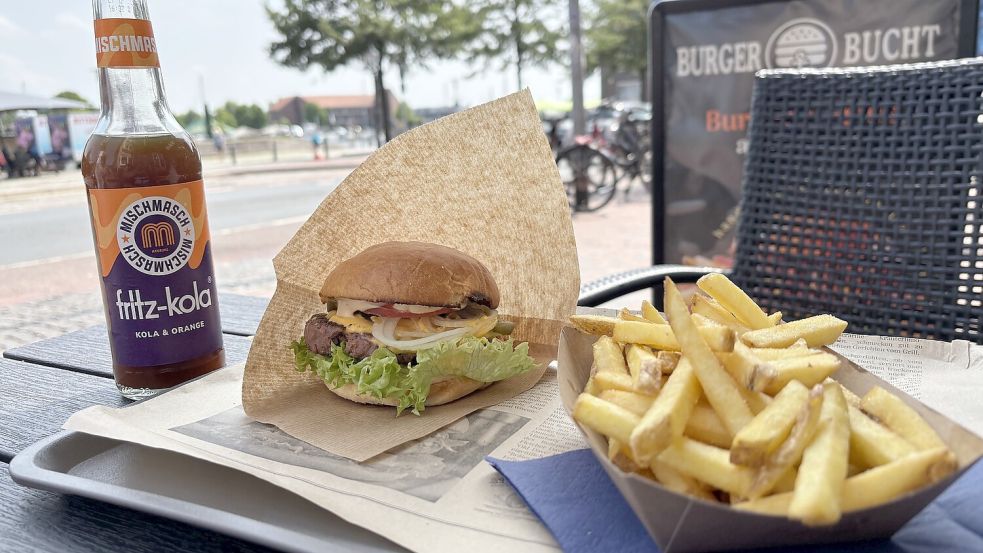 Der Burger Flammenbucht mit Cheddarsauce und Jalapeños im Menü mit Pommes und Fritz-Kola. Hier ist die vegetarische Variante mit Beyond-Meat-Bulette zu sehen.
