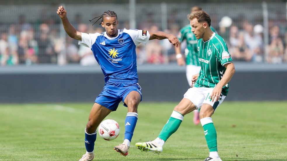 Emeka Oduah (links) stand als einer von fünf Neuzugängen in der Kickers-Startelf.