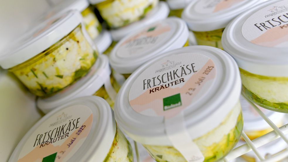 Aus der Ziegenmilch stellt die Ziegenmanufaktur Ostfriesland verschiedene Käsesorten, Eis und Joghurt her. Foto: Klaus Ortgies
