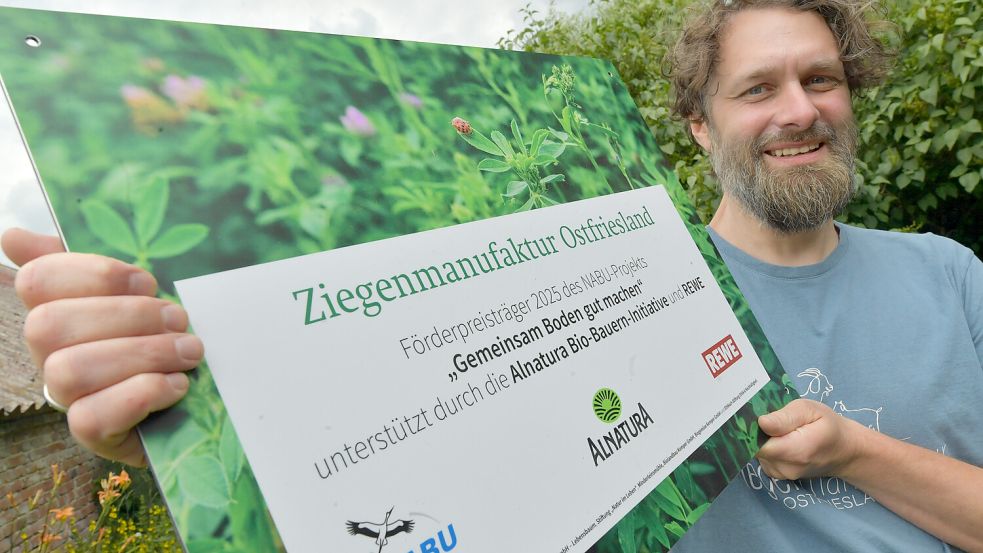 Klaas Froschauer mit der Auszeichnung des Nabu-Projekts „Gemeinsam Boden gut machen“. Foto: Nicole Böning