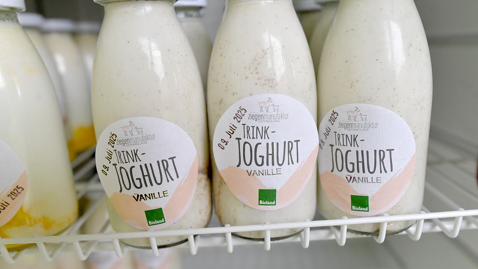 Den Trinkjoghurt gibt es wie auch den Frischkäse in verschiedenen Sorten – je nach Saison. Foto: Klaus Ortgies