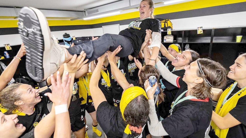 Imke Wübbenhorst lässt sich von ihren Spielerinnen nach dem Gewinn der Schweizer Meisterschaft hochleben. Foto: privat