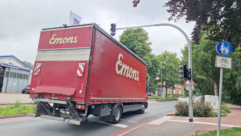 Lkw kann man auf der stark frequentierten Ortsdurchfahrt von Weener häufig beobachten. Die L31 ist eine wichtige Verbindung von und nach Papenburg. Foto: Tatjana Gettkowski