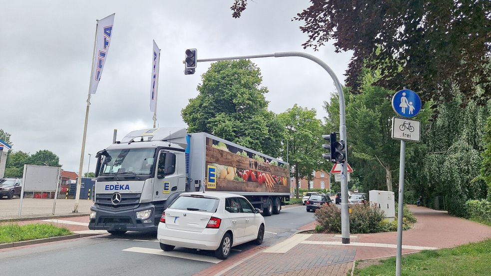 Lkw, die die Verbrauchermärkte in Weener beliefern, müssen über die L31 fahren. Foto: Tatjana Gettkowski