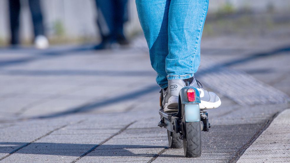 Künftig sollen E-Scooter-Fahrer und Radfahrer rechtlich gleichgestellt werden. Foto: Jens Büttner/dpa