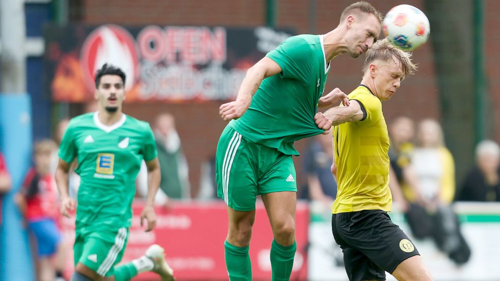 Kilian Ahlers gewinnt hier das Kopfballduell.