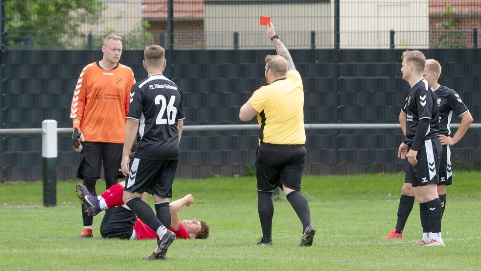 Flachsmeer-Keeper Nico Stratmann sah früh eine Rote Karte.