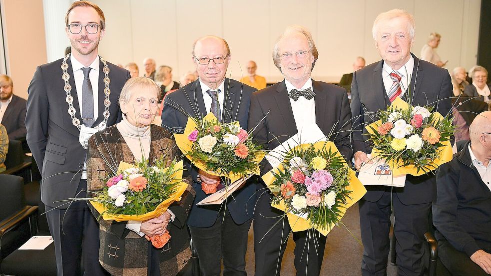 Die Auszeichnung für Kulturschaffende in Moormerland verlieh Bürgermeister Hendrik Schulz (von links) 2024 am Martina Buscher, José Hausmann, Herbert Buß und Gerd Klock. Foto: Melchert Stromann/Archiv