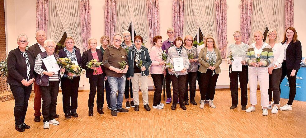Hildegard Hinderks (von links) und Bernhard Janssen überreichten den Ehrenamtlichen aus der Samtgemeinde Hesel Urkunden und Blumen. Geehrt wurden 2024 Annegret Fecht, Erika Wolters, Mena Pollmann sowie Mitarbeiter im Café Frieden. Foto: Melchert Stromann