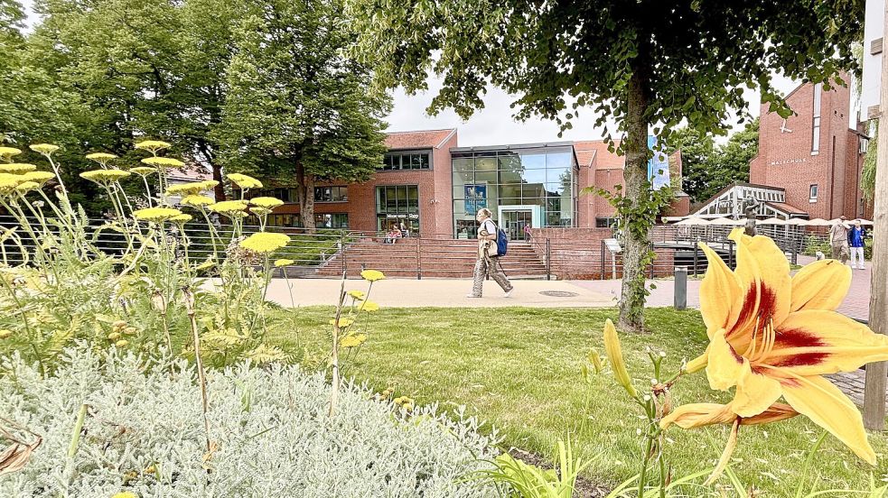 Blumen, Blick aufs Wasser, ein Gefühl von Entschleunigung: Die Kunstpromenade ist als schöner Weg vom Bahnhof zur Innenstadt und zur Kunsthalle gedacht.