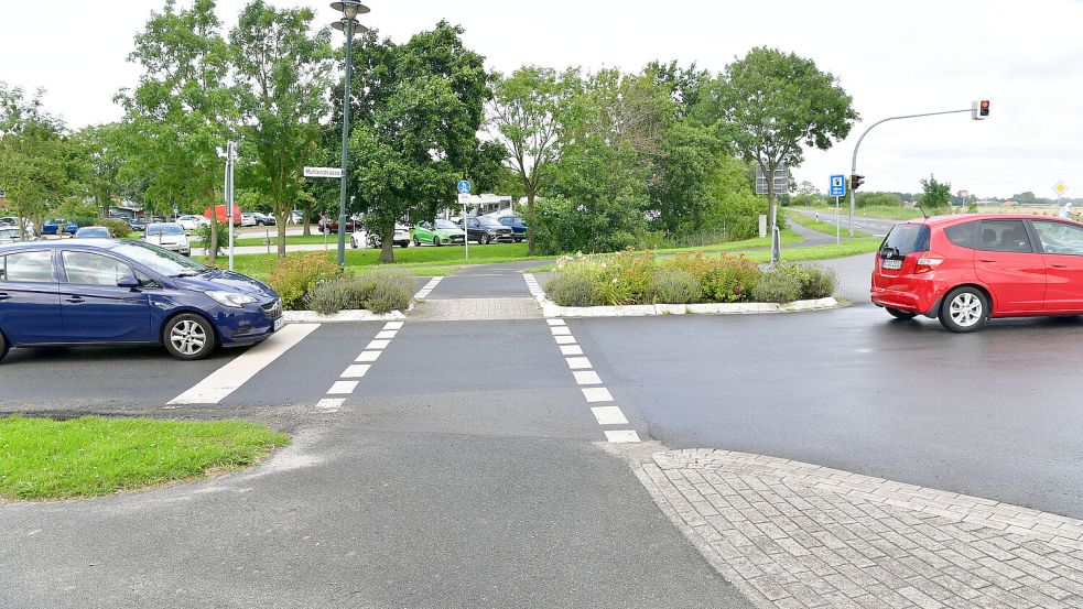 An der Haltlinie, direkt vor dem blauen Pkw, müssen Autofahrer anhalten. In der Realität sieht das anders aus: Viele fahren vor bis zur Sichtlinie und halten erst dort.