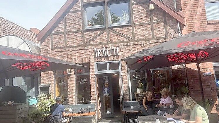 Bei Sonnenschein sind die Tische vor Traute Burgerbar gut besetzt. Foto: Jasmin Oltmanns