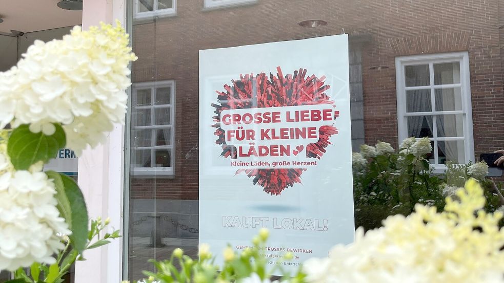 An einem leerstehenden Ladenlokal in der Auricher Fußgängerzone hängt dieses Plakat. Foto: Carmen Leonhard