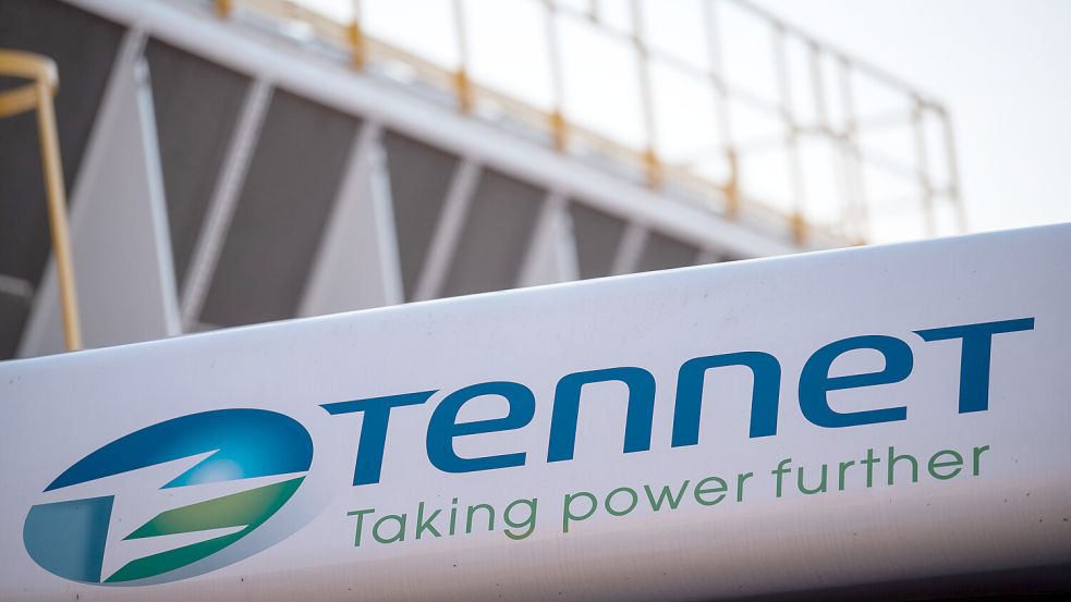 Ein Schild trägt das Logo des Stromnetzbetreibers Tennet. Foto: Nicolas Armer/dpa
