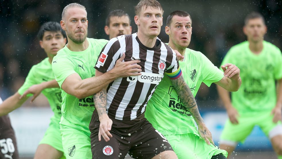 Höhepunkt der Vorbereitung war für Firrel das Spiel gegen den Bundesligisten FC St. Pauli. Foto: Doden/Emden