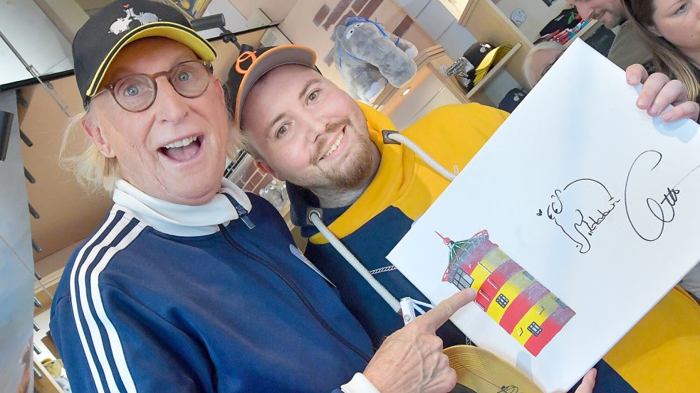 Sven Schetzberg hat es geschafft. Er war schon um 5.20 Uhr vor dem Otto-Huus und hat als einer der Ersten ein Autogramm von seinem Idol bekommen.