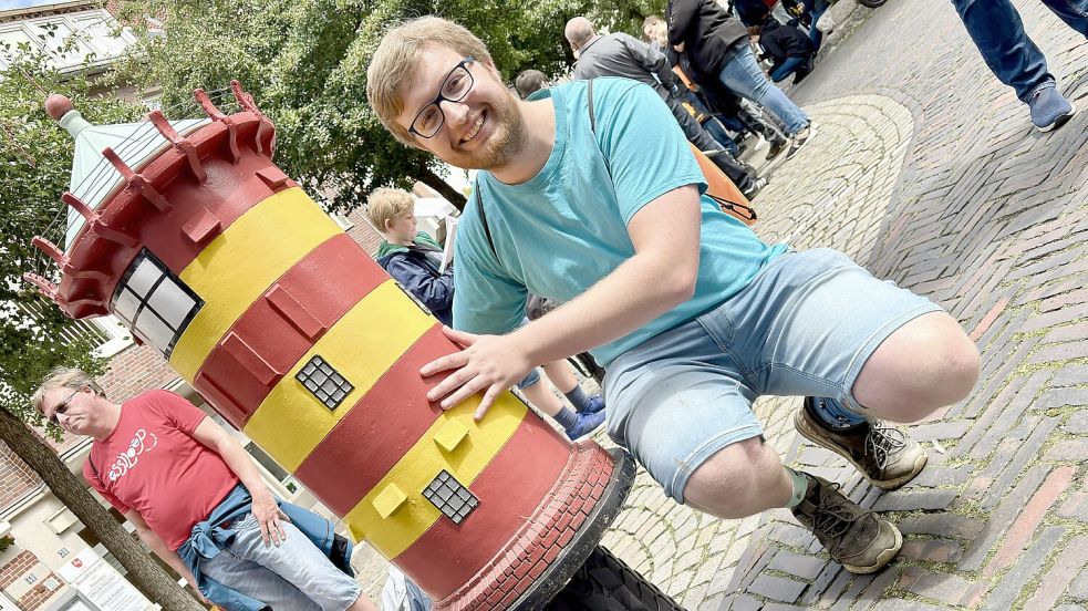 Philip Schneider aus Dornumersiel hat einen Zehn-Kilo-Leuchtturm mitgebracht. Den soll Otto signieren.