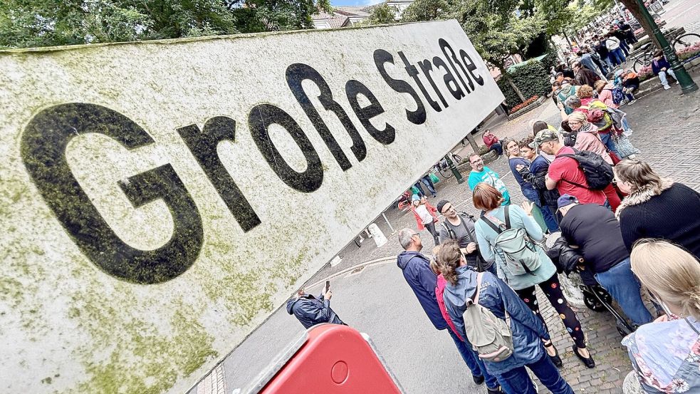 Die Warteschlange führte schon früh die ganze Fußgängerzone der Großen Straße entlang.