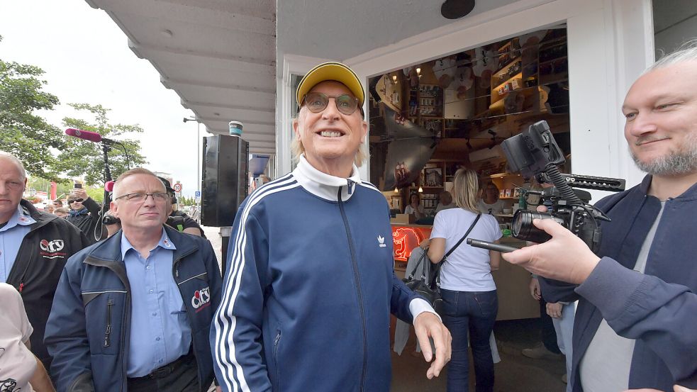 Der gebürtige Emder Otto Waalkes war am Freitag, 1. August 2025, im Otto-Huus für die alljährliche Autogrammstunde. Foto: Klaus Ortgies