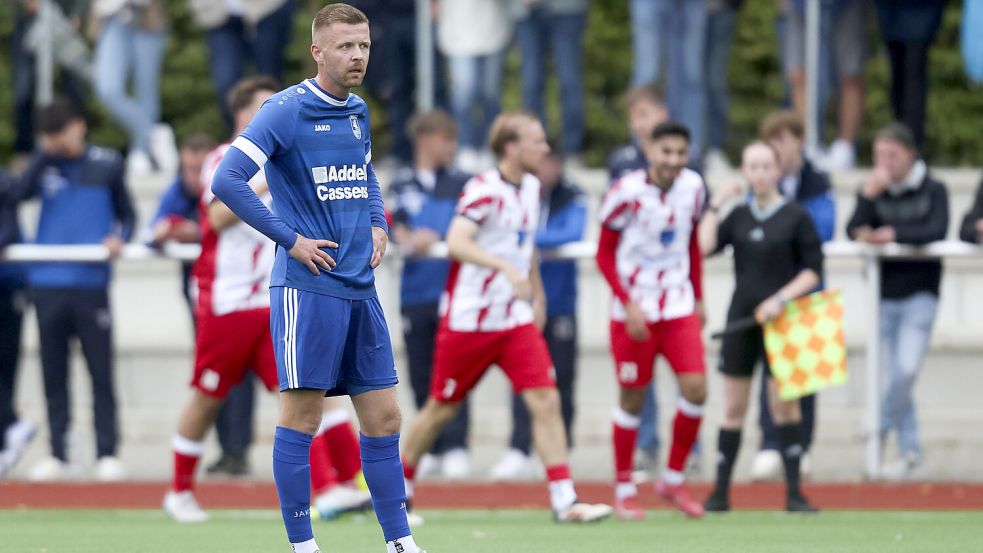 Der TuS Esens (vorne Malte Ahrends) sah am ersten Spieltag jubelnde Gäste aus Brake. Fotos: Jens Doden, Emden