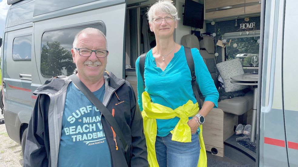 Mittlerweile ist das Ehepaar Elke Heidelberg-Hinz und Michael Hinz aus der nordrhein-westfälischen Kleinstadt Langenfeld mit dem Wohnmobil in Ostfriesland unterwegs. Foto: Oliver Bär