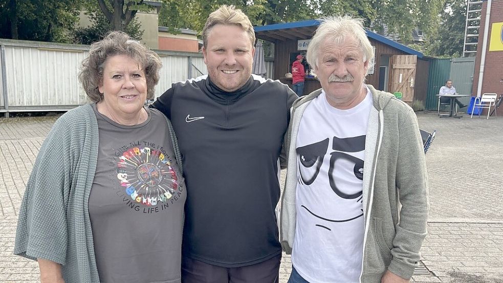 Leers Trainer Jan-Niklas Eickels freute sich über den Besuch seiner Eltern Angelika und Konrad. Conny Eickels ist ehemaliger Bundes- und Zweitligaspieler. Foto: Herzog