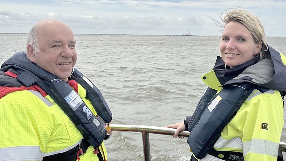 Ronald Siebel und Pia-Susan Bacher (beide Tennet) sind für die Horizontalbohrungen durch Baltrum verantwortlich. Im Hintergrund die Bohrstelle im Watt. Foto: Imke Oltmanns