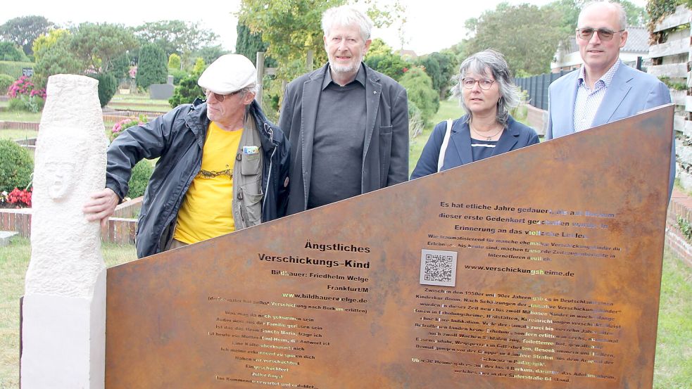 Waren bei der Einweihung der Stele dabei: Bildhauer Friedhelm Welge (von links), Pastor Jörg Schulze sowie die ehemaligen Verschickungskinder Silke Ottersbach und Uwe Rüddenklau. Foto: Florian Ferber