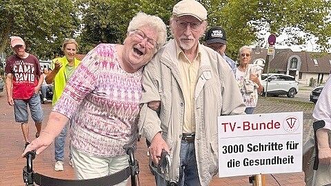 180 Jahre Lebensfreude: Leni Frieling und Johann Plenter (beide 90) legen jeden Donnerstag 3000 Schritte für die Gesundheit zurück. Foto: Tatjana Gettkowski