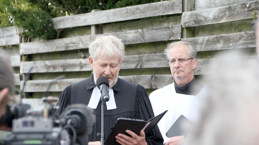 Pastor Jörg Schulze (links) und Bildungsreferent Andreas Langkau sprachen bei der Einweihung. Foto: Florian Ferber