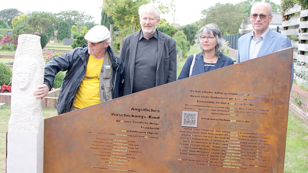 Haben sich für die Gedenkstätte eingesetzt: Künstler Friedhelm Welge (von links), Pastor Jörg Schulze sowie die ehemaligen Verschickungskinder Silke Ottersbach und Uwe Rüddenklau. Foto: Florian Ferber