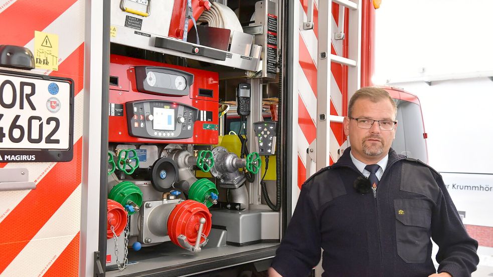Ortsbrandmeister Markus Schink von der Feuerwehr Krummhörn-Ost freut sich riesig über das neue Haus.