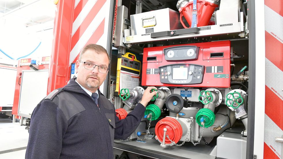 Kennt sich aus mit dem neuen Fahrzeug: Ortsbrandmeister Markus Schink.