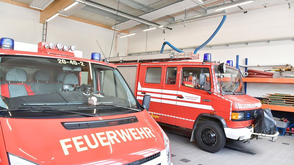 In der Fahrzeughalle des neuen Feuerwehrhauses stehen die Fahrzeuge bereit für Einsätze. Zwei hat es seit dem Umzug schon gegeben.