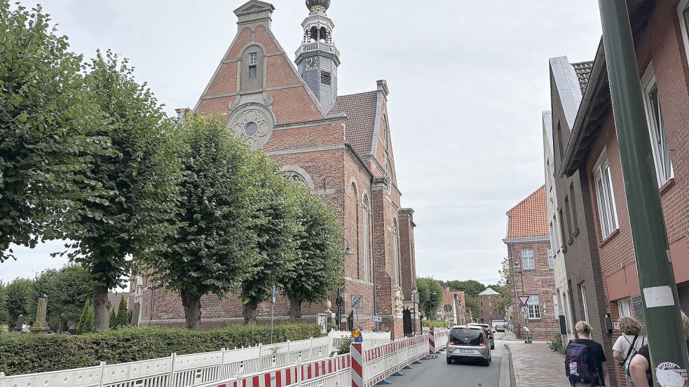 Noch stehen nur die Verkehrsbaken und Absperrungen bei der Kirche. In den kommenden Tagen kommt das große Baugerüst.