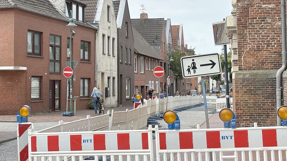 Die Schilder „Einfahrt verboten“ stehen erst hinter der Kurve zur Friedrich-Ebert-Straße.